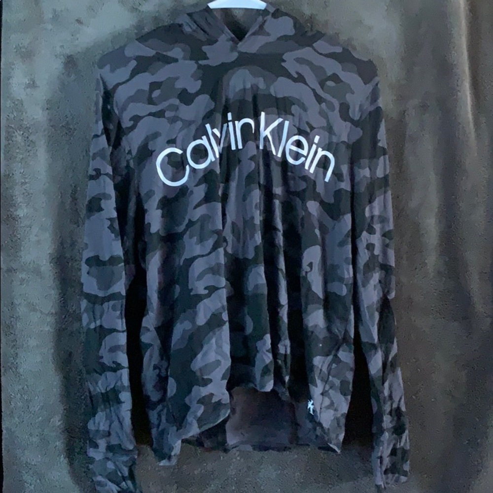 Cropped Calvin Klein Camo Long Sleeve with Hood